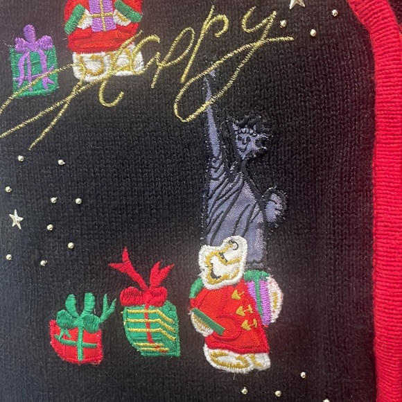 Christmas knit vest with zipper featuring landmarks from around the World - Picture 3 of 11
